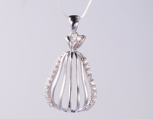 Collante Geometrico Hollow 925 Sterling Silver Cross Per Donne 925 Collante Argento CZ Aggiungi un tocco di lusso alla tua collezione di gioielli 925 Collante Argento CZ Eleva il tuo look con questo bellissimo collante