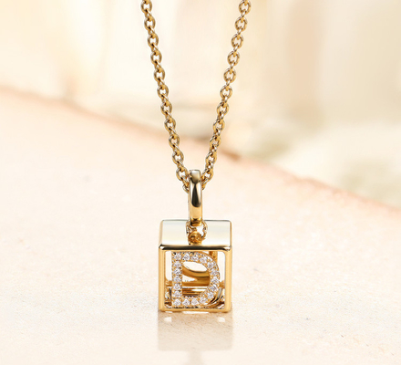 cubo di Diamond Necklace A-Z Initials 3D dell'oro giallo di 0.03ct 18K