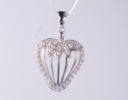 Collante Geometrico Hollow 925 Sterling Silver Cross Per Donne 925 Collante Argento CZ Aggiungi un tocco di lusso alla tua collezione di gioielli 925 Collante Argento CZ Eleva il tuo look con questo bellissimo collante